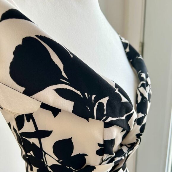 Bardot Cream & Black Sculpted Dress with Boning and Front Slit – US 6 - Picture 2 of 7